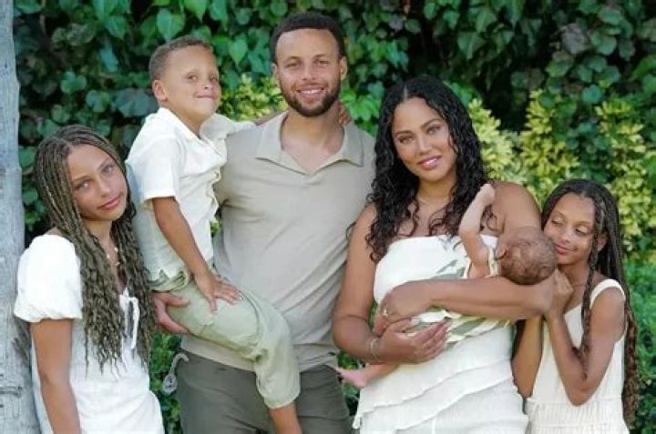 Ayesha Curry & Kids Pose For Mother’s Day Photos By Steph — See Pics – Hollywood Life
