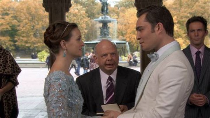 Blair Decides To Marry Louis, But Chuck Vows Love – Hollywood Life