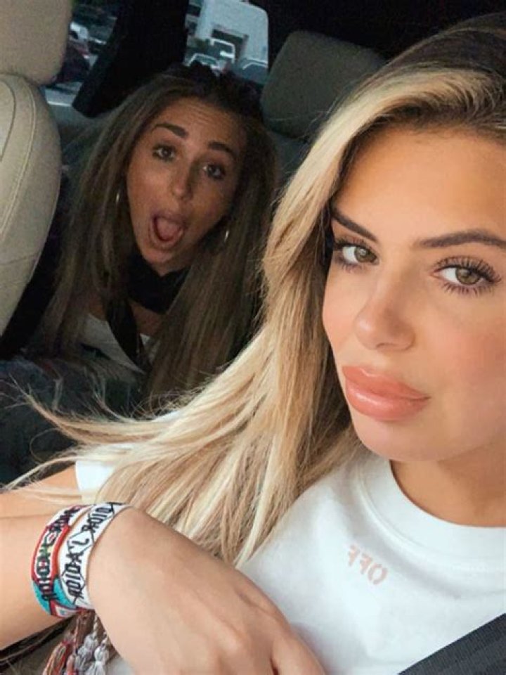 Brielle Biermann Shows Off Her Full Lips In Sexy Selfie With Sister Ariana – Pics