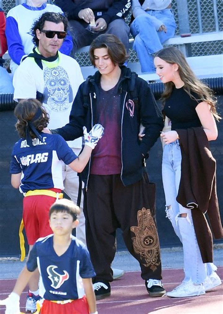 Gwen Stefani & Son Kingston, 16, Watch Apollo Play Football: Photos – Hollywood Life