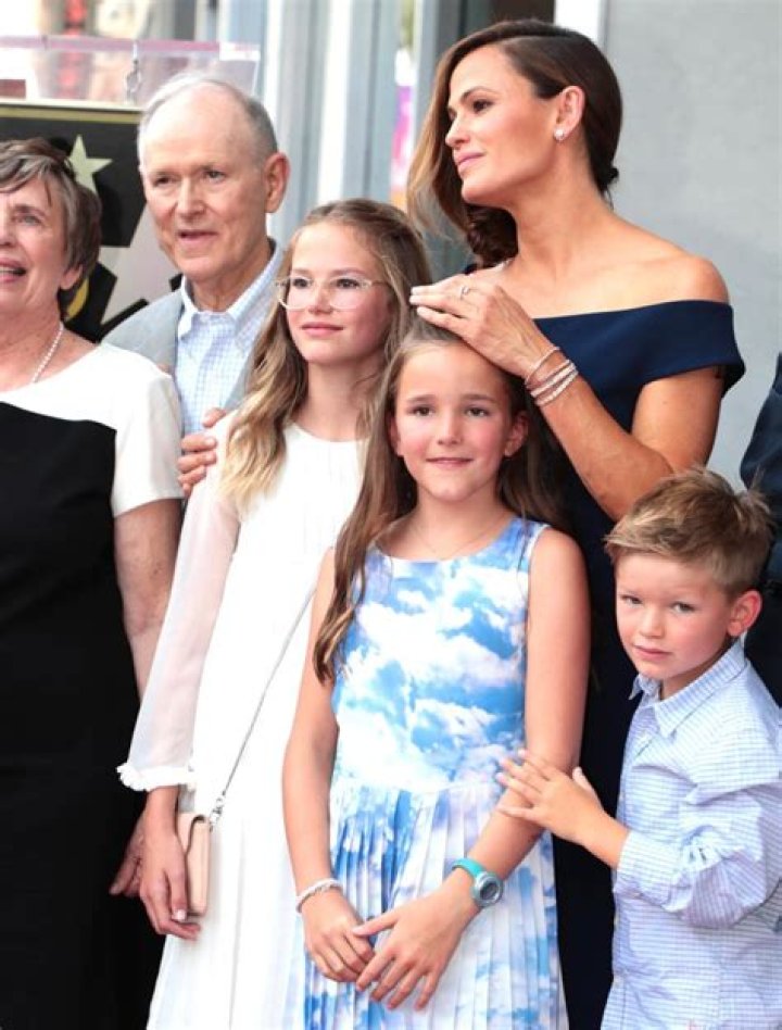 How Jennifer Garner & Her ‘Patient’ BF John Miller Are Making Things Work With Ben Affleck & Her Kids