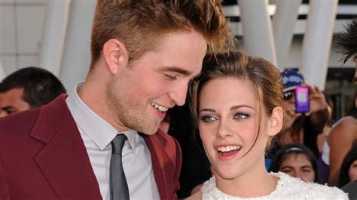 If You PDA On A Plane Like Robert Pattinson & Kristen Stewart Did, Are You Being Rude To Other Passengers?