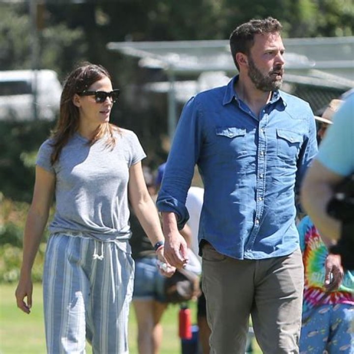Jennifer Garner Reportedly ‘Upset & Shaking’ Before Driving Ben Affleck To Rehab