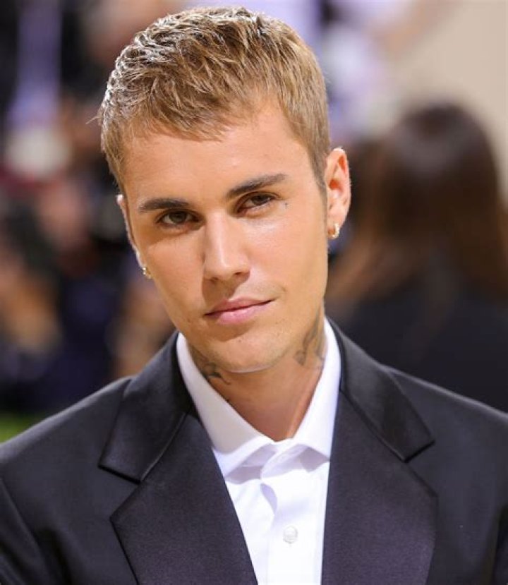 Justin Bieber’s PDA Moments: PICS