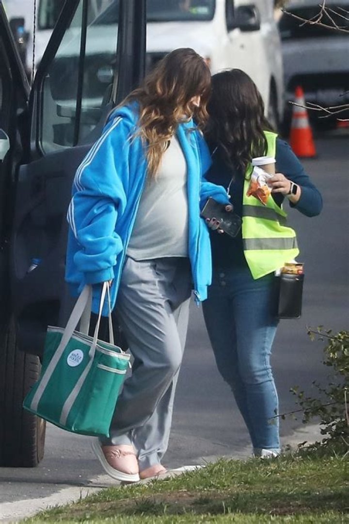 Kaley Cuoco Shows Off Baby Bump While In Sweats On Set Of New Project – Hollywood Life