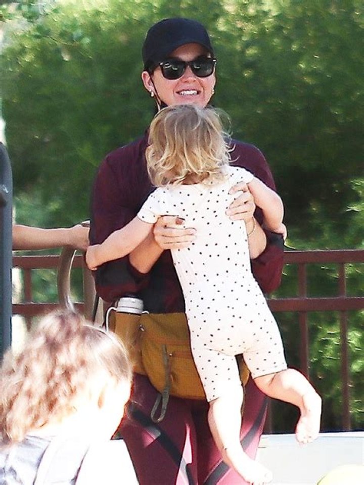 Katy Perry Carries Daughter Daisy During Beverly Hills Trip: Photos – Hollywood Life