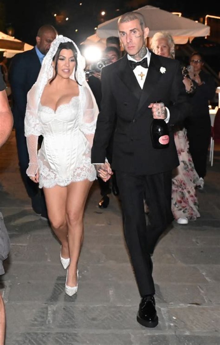Kourtney Kardashian Cries Over Kim’s Dolce & Gabbana Show – Hollywood Life