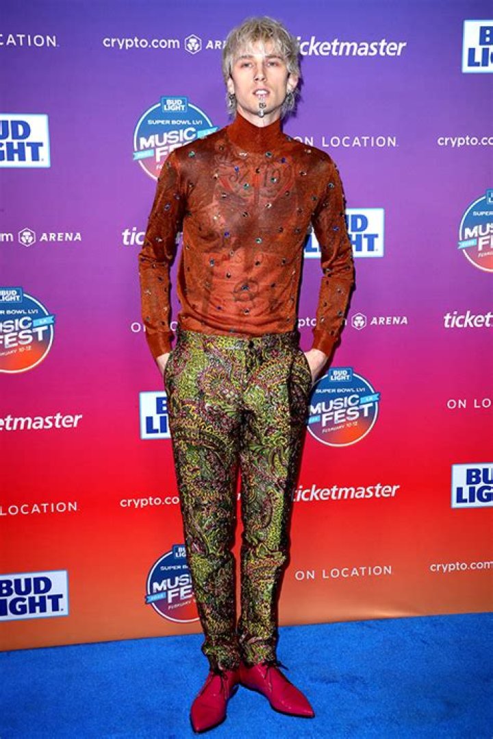 Machine Gun Kelly Rocks Dolce & Gabbana Lip Ring At Music Fest – Hollywood Life