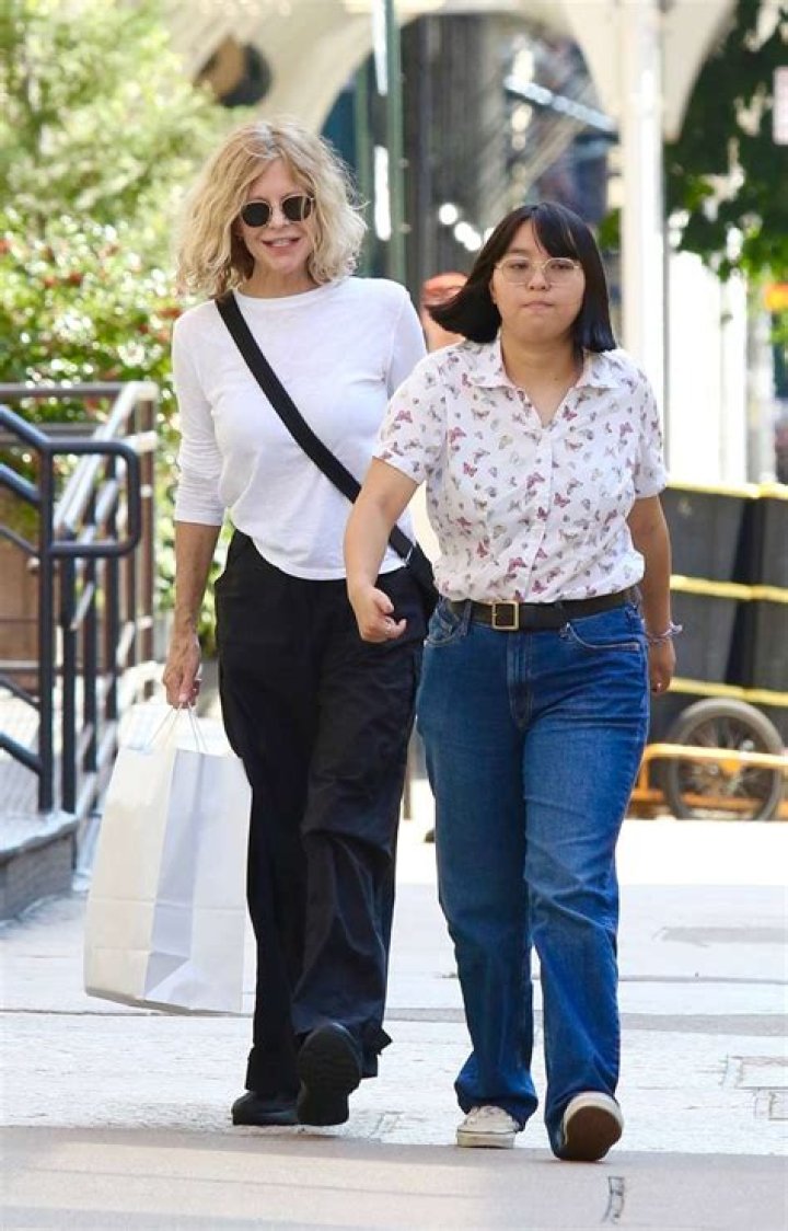 Meg Ryan & Daughter, Daisy True, 15, Go For A Walk In New York City – Hollywood Life