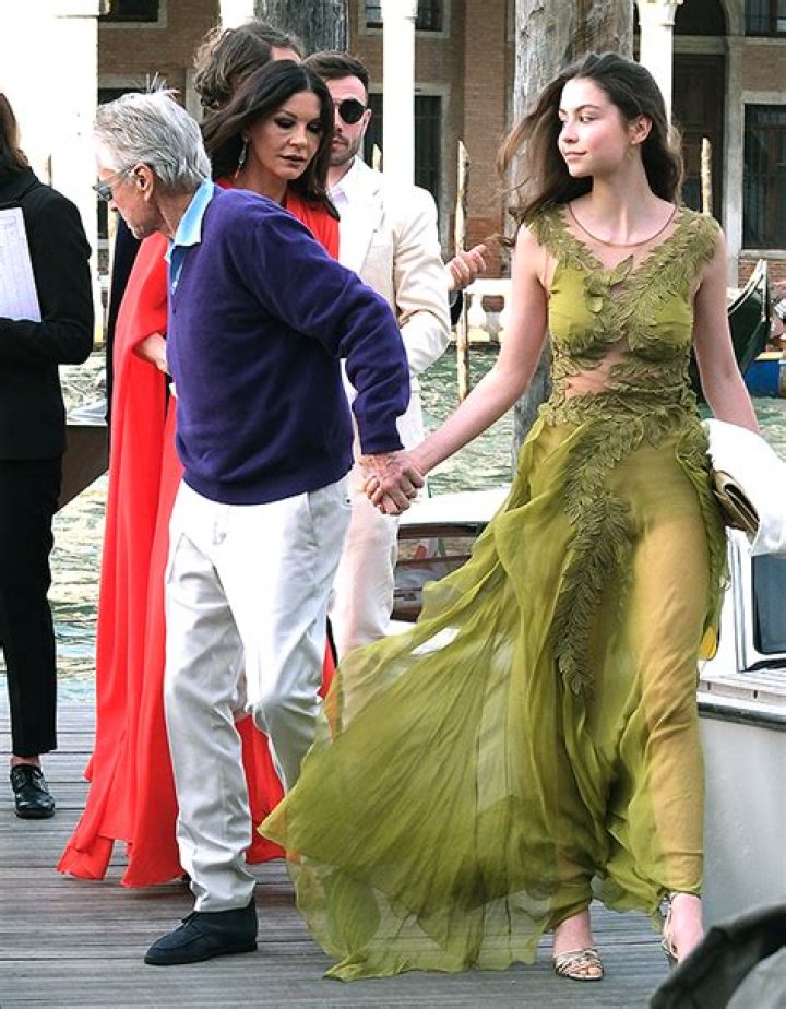 Michael Douglas & Catherine Zeta-Jones’s Daughter Carys In Green Dress – Hollywood Life