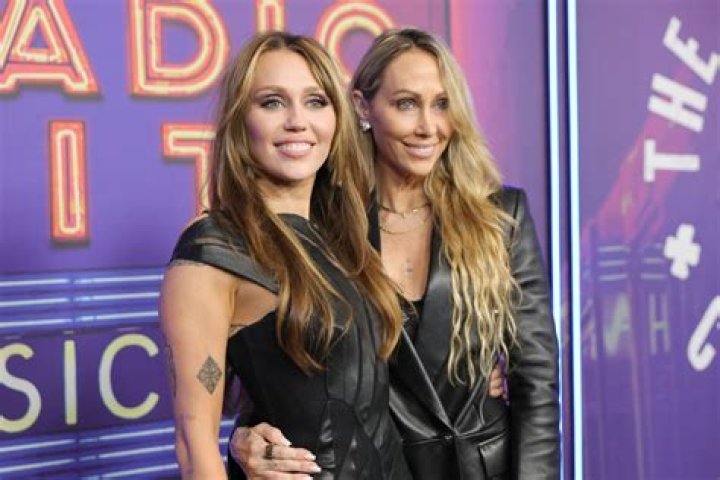 Miley Cyrus’s Mom Tish Poses With Marijuana & Billy Ray Loves It: Pic – Hollywood Life
