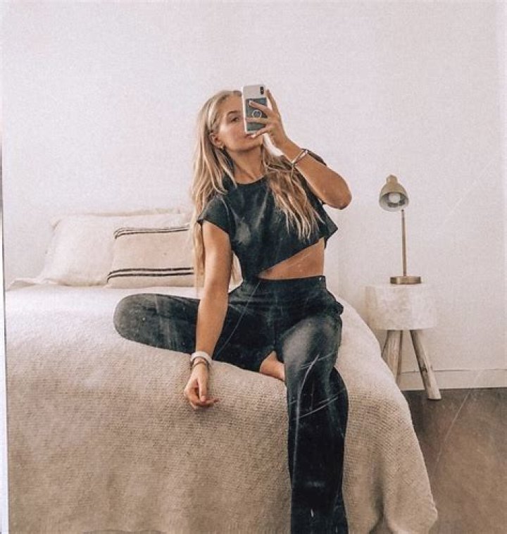 Mirror Selfie Photo – Hollywood Life