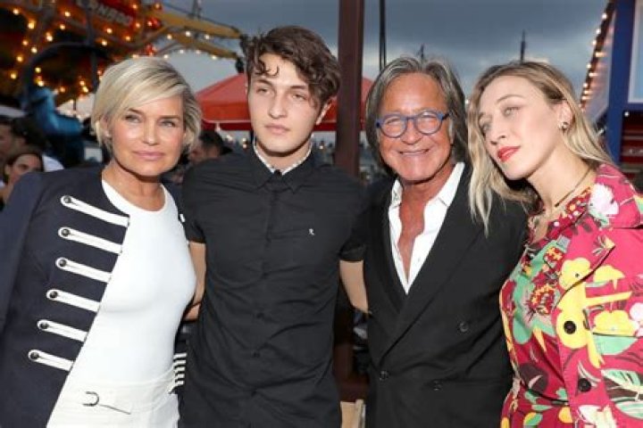 Nicola Peltz Bonds With BF Anwar Hadid’s Famous Sis, Gigi, On Family Night Out: Pic