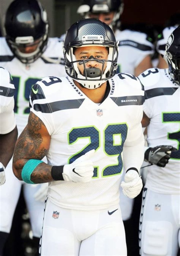 Photos Of NFL Player – Hollywood Life