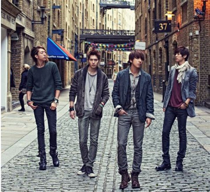 Photos of the K-Pop Band – Hollywood Life