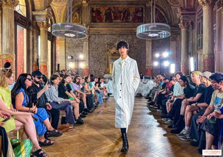 Rihanna Fangirls Over Natalie Portman & Calls Her One of the ‘Hottest B***hes’ at Paris Fashion Week