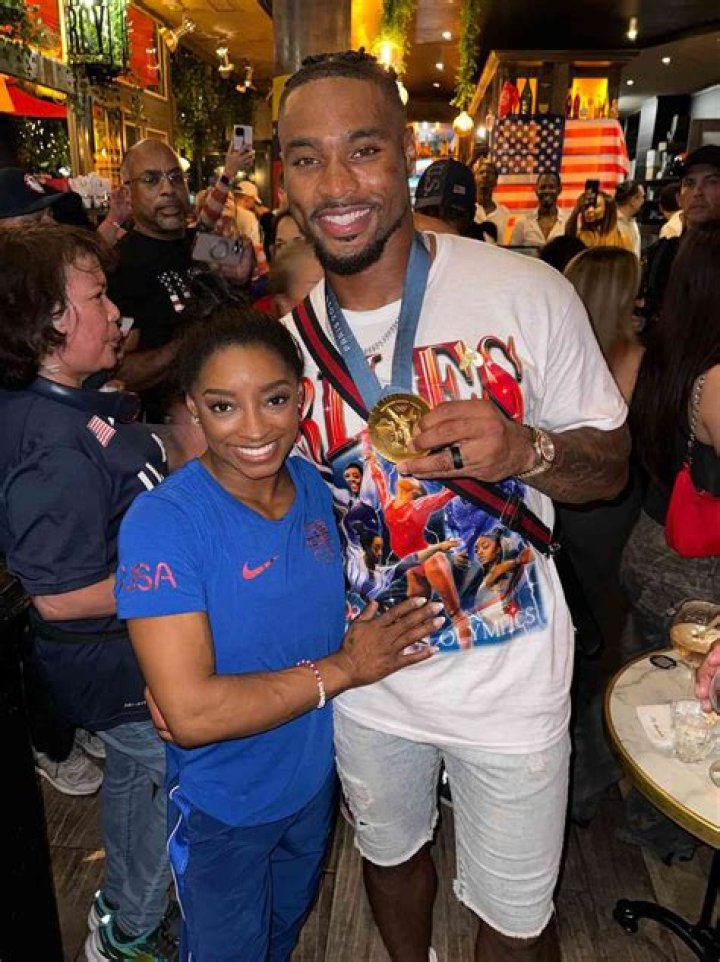 Simone Biles & Jonathan Owens Cuddle Up During Romantic Date Night – Hollywood Life