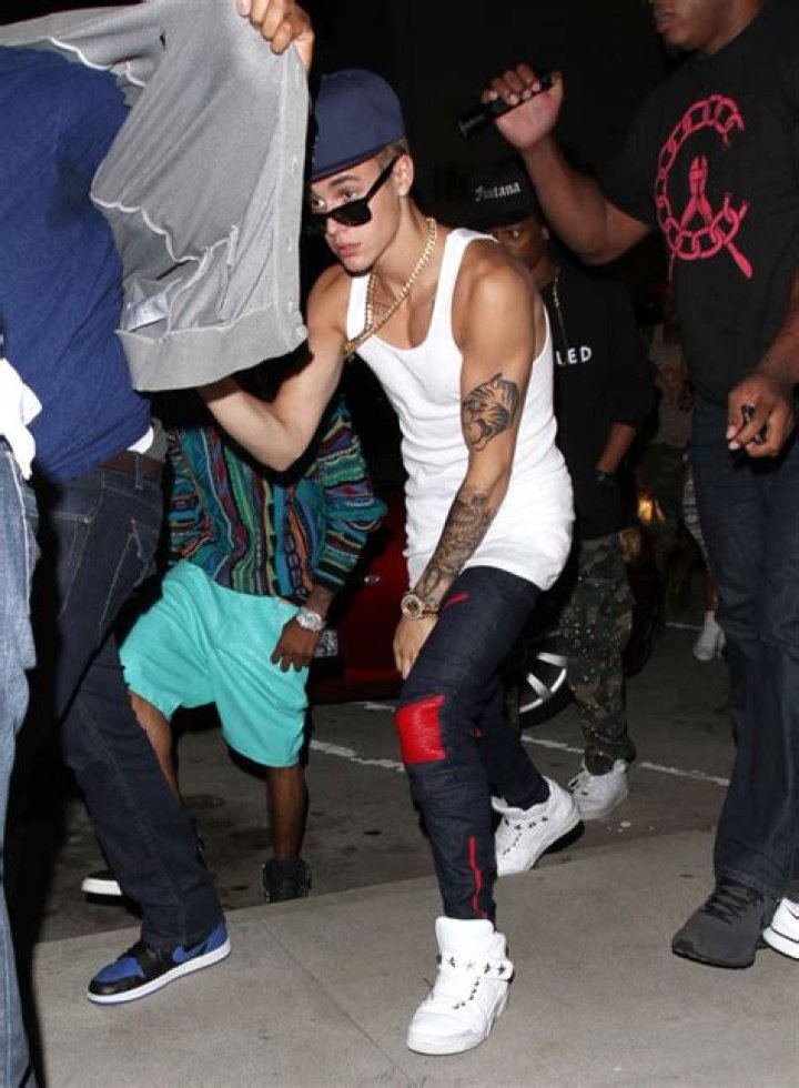 [VIDEO] Justin Bieber Peeing In Public — Pees In Bucket & Slams Bill Clinton – Hollywood Life